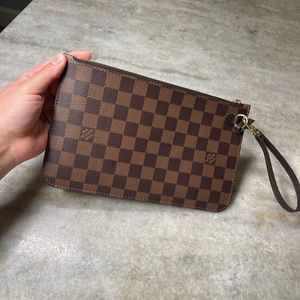 LOUIS VUITTON
Damier Ebene Neverfull GM Pochette